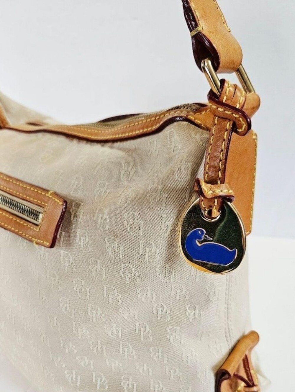 VTG Dooney & Bourke Signature Cream Canvas Hobo  Shoulder Bag with Tan Trim Y2K - Picture 2 of 8